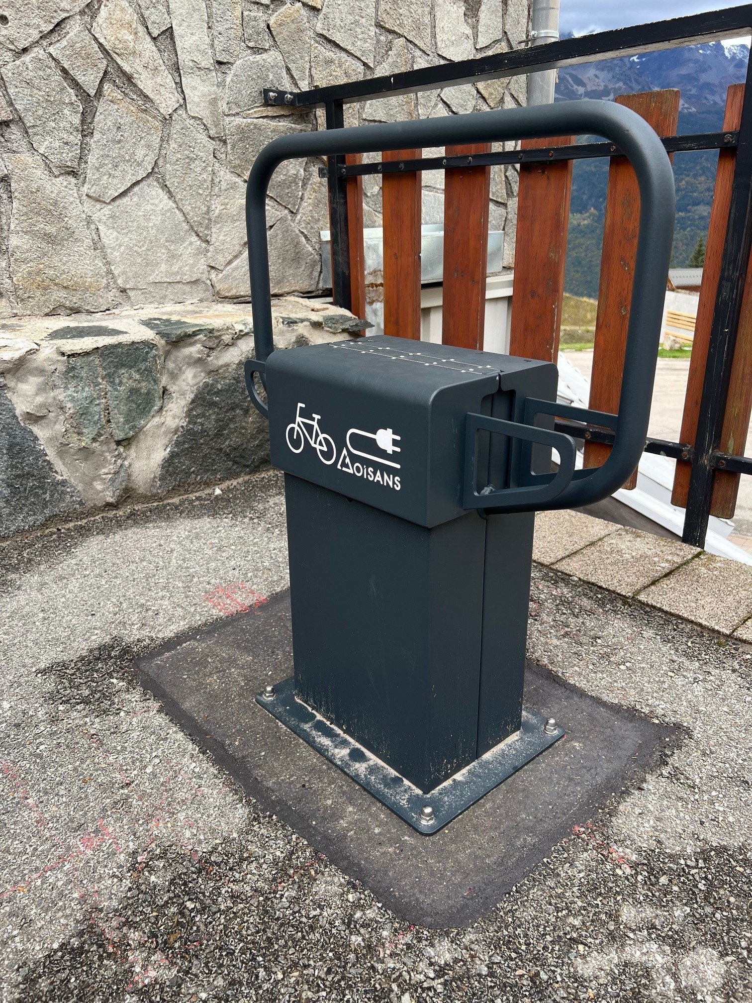 Borne pour vélo et VTT électrique Place du Pic Blanc