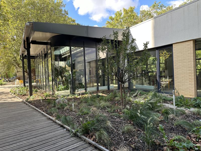 Une ancienne station service réhabilitée en bâtiment écoresponsable et autonome