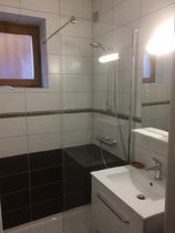 salle d'eau douche à l'italienne meuble vasque miroir radiateur sèche serviettes