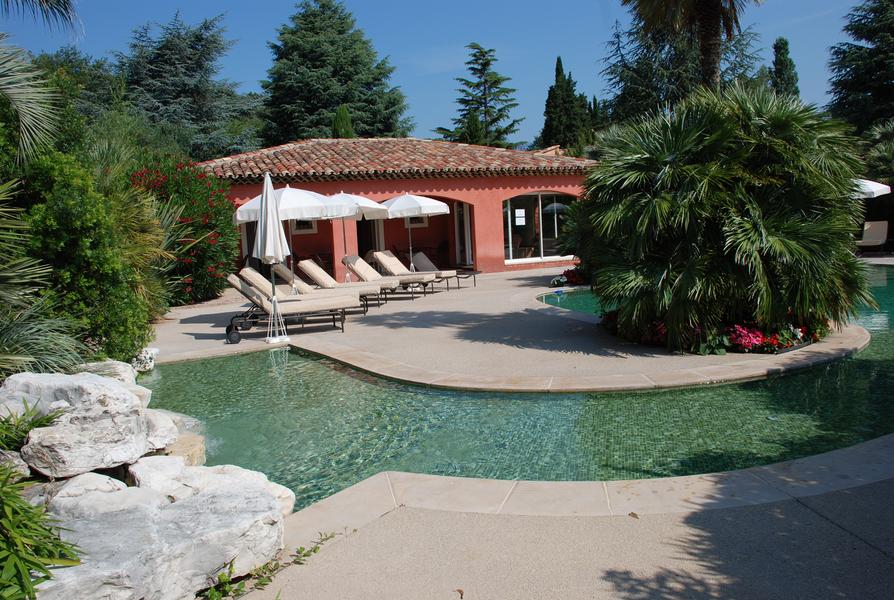 piscine lagon commune avec cascade et pataugeoire