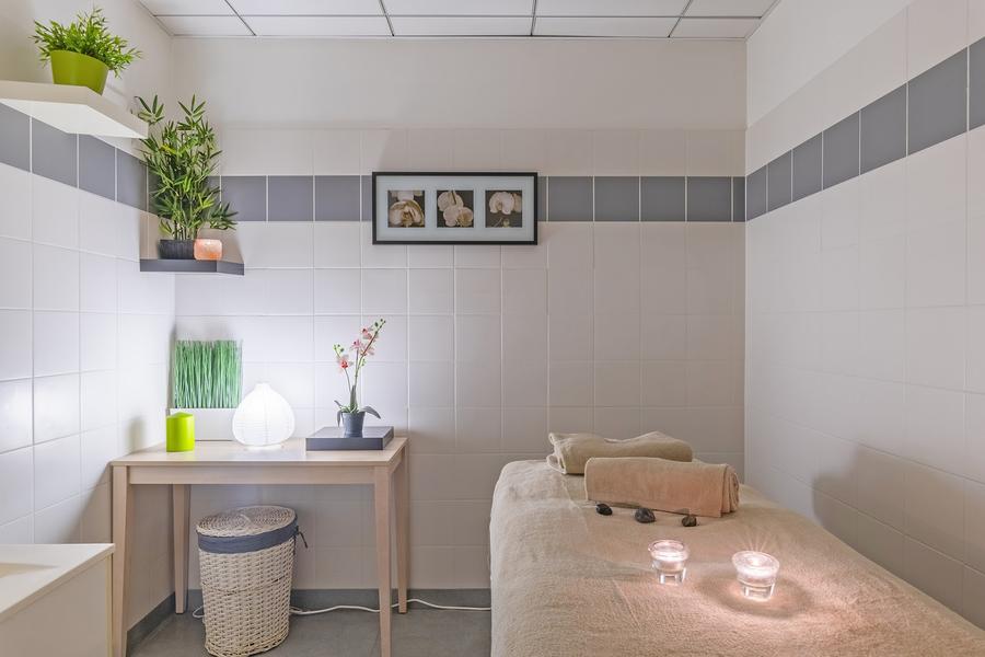 Pièce avec table de massage et bougies