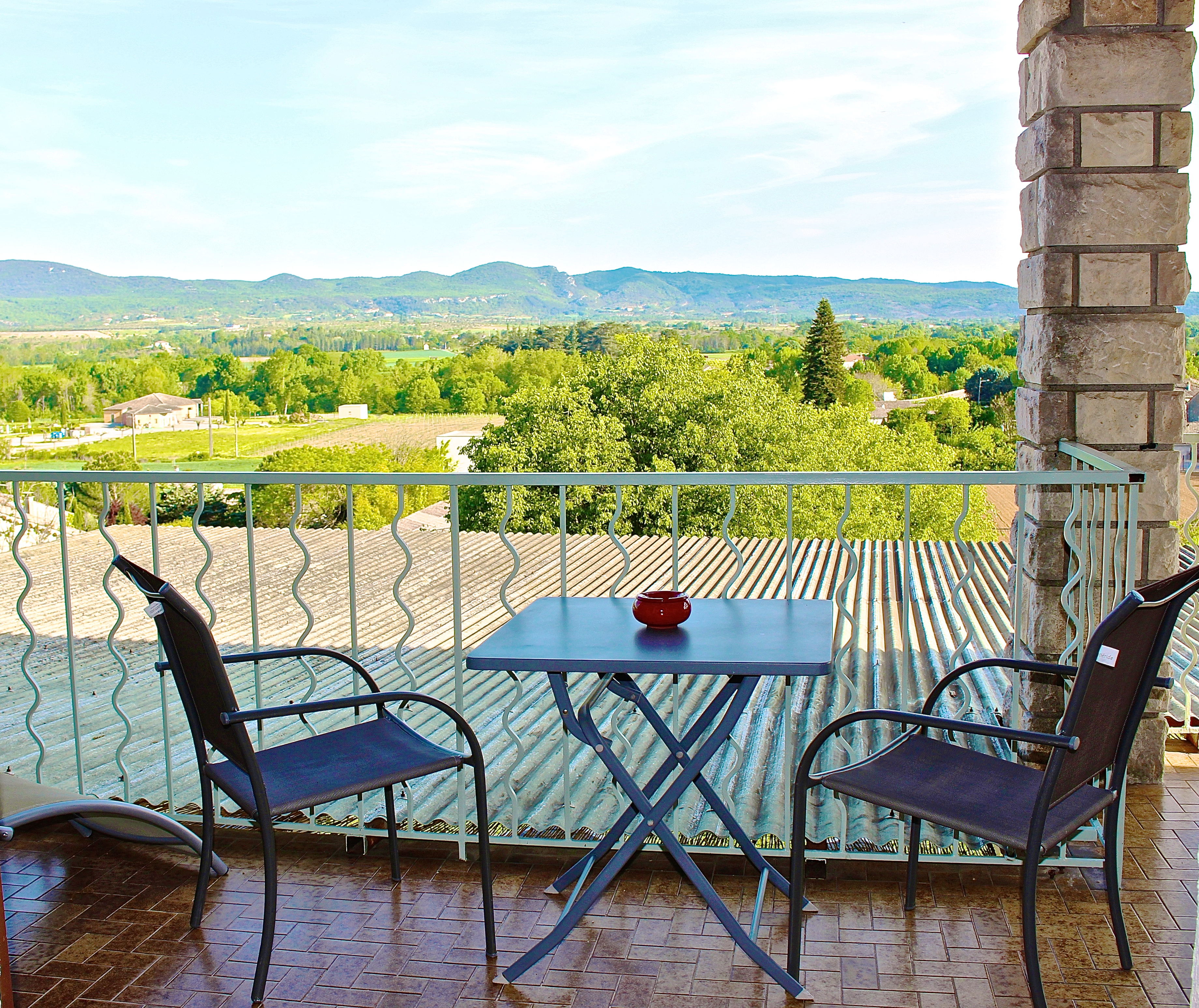 hotel terrasse avec vue Ardeche Vallon Pont d'arc Grotte chauvet