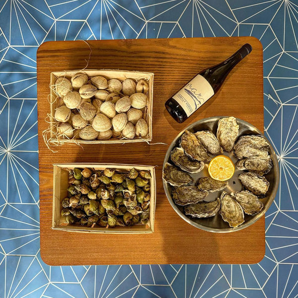 Fruits de mer et bouteille de vin 