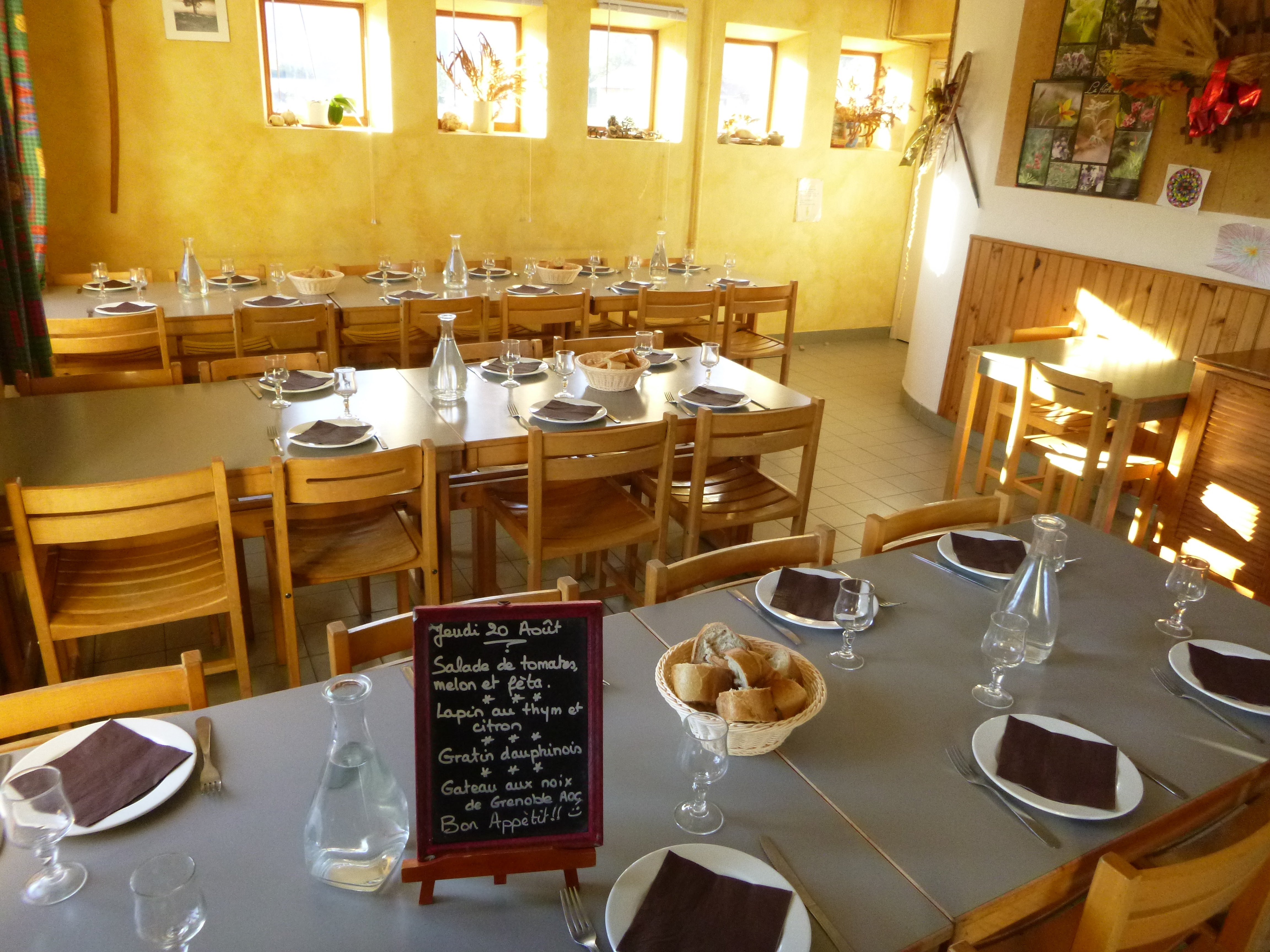 La salle à manger spacieuse de la Maison de l'aventure
