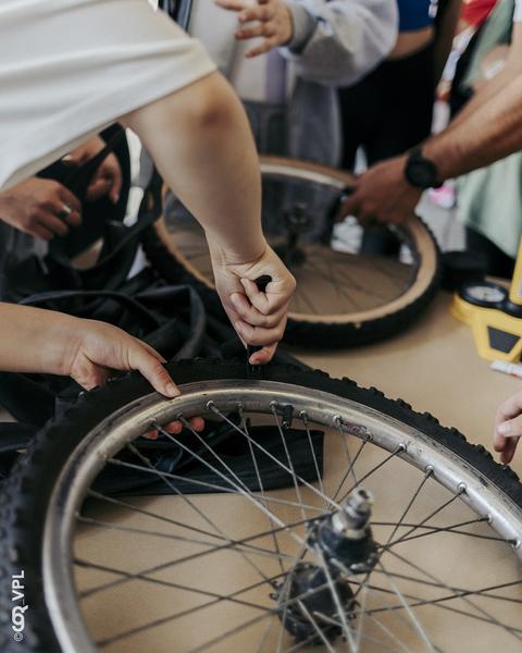 Atelier de réparation de vélos du Café réparation de Lamure