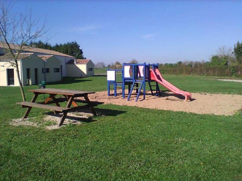 Aire de jeux et table de pique-nique