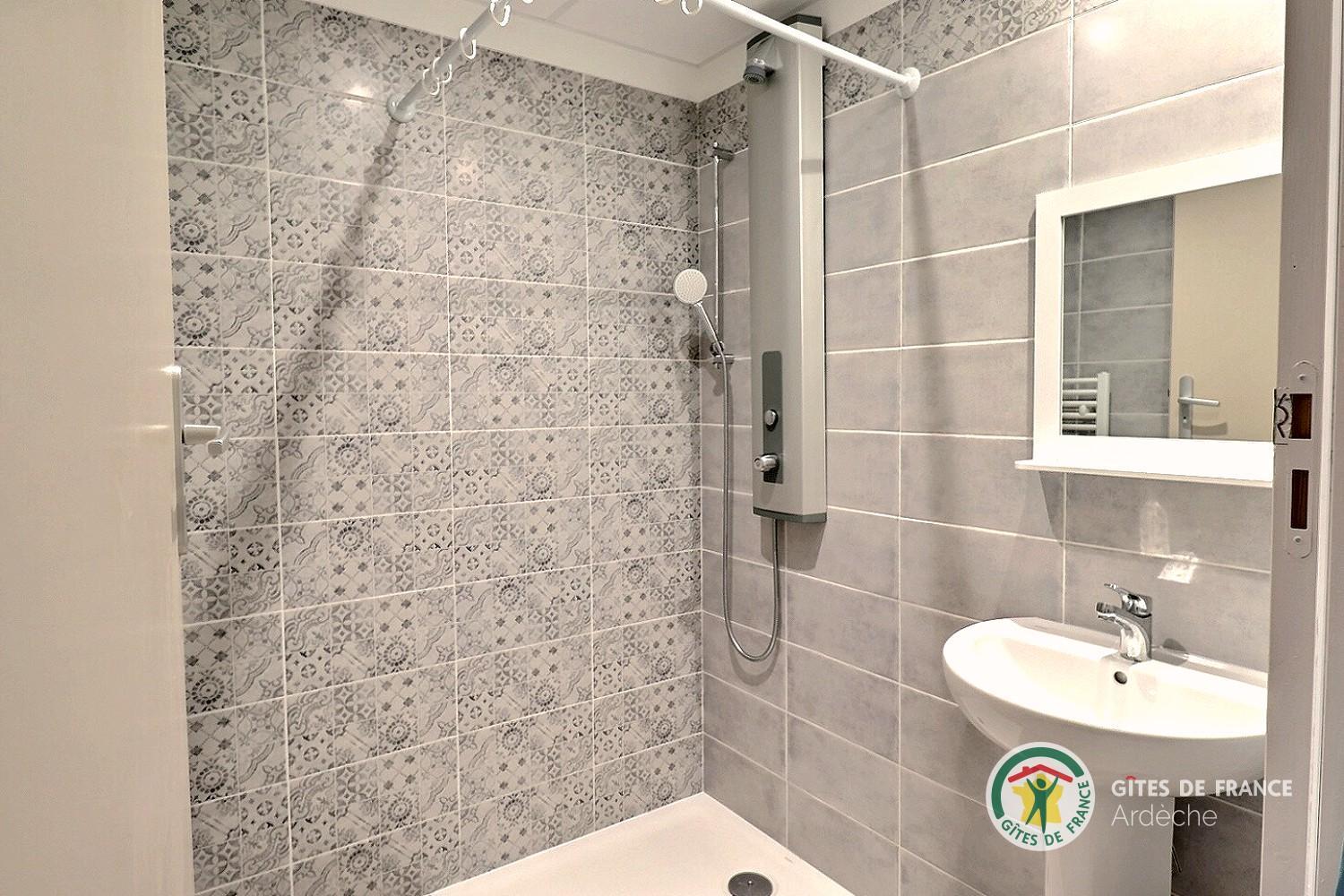 Nouveau bâtiment chambre 101 salle d'eau privative avec wc indépendant