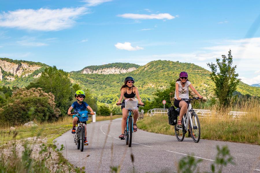 Les Lodges de la ViaRhôna : profitez de la ViaRhôna qui passe juste devant nos tentes-lodges !