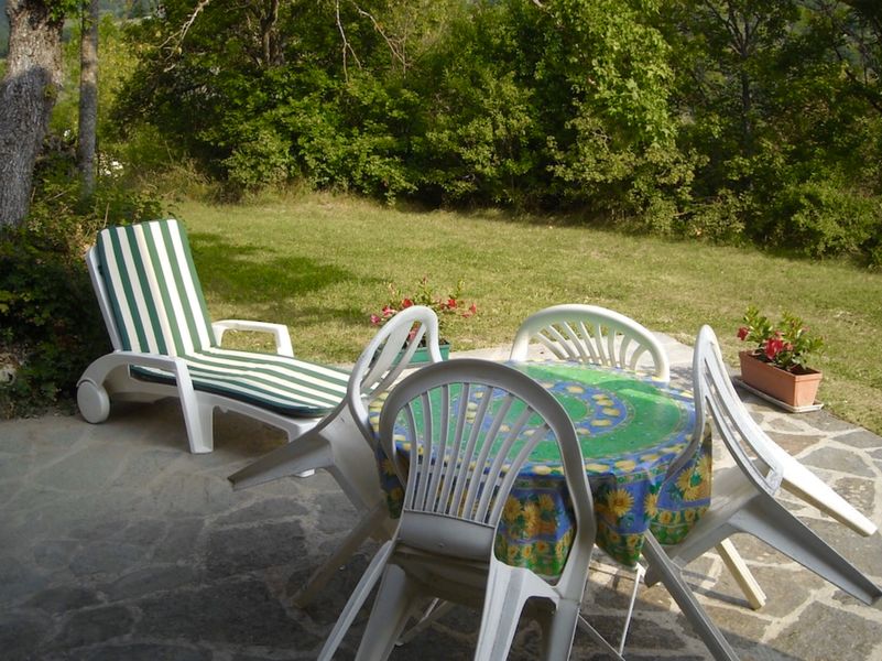 Terrasse avec salon de jardin - © E. Deguillame Maison de campagne Mme et M Deguillame - © E. Deguillame