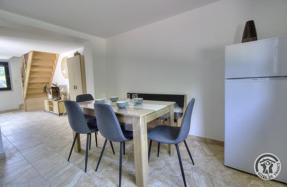 Gîte du Moulin à Thizy les Bourgs en Haut Beaujolais et à 10 km du Lac des Sapins - Rhône : la cuisine/séjour ouverte sur le salon au rez-de-chaussée.