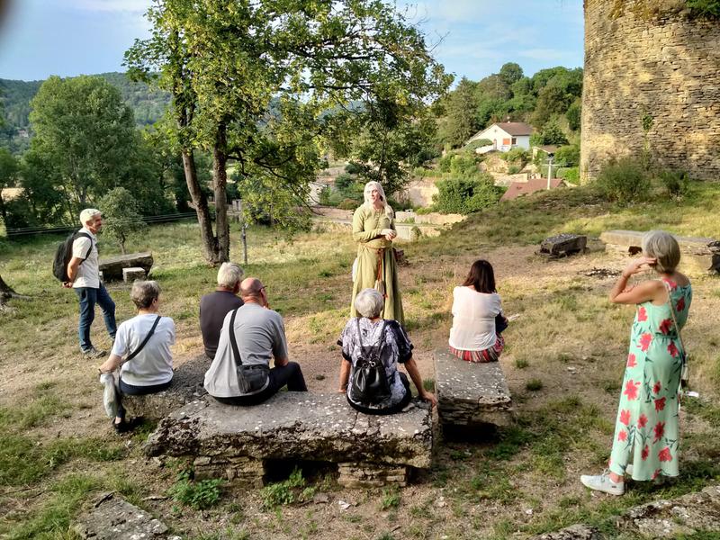 Visite guidée théâtralisée : Crémieu au Moyen-Age avec Dame Ysobel_Balcons du Dauphiné