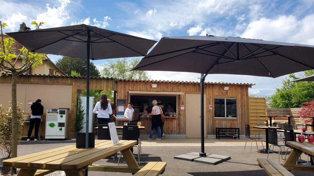 Snack l’autruche gourmande à la ferme du Père Louis_Vézeronce-Curtin