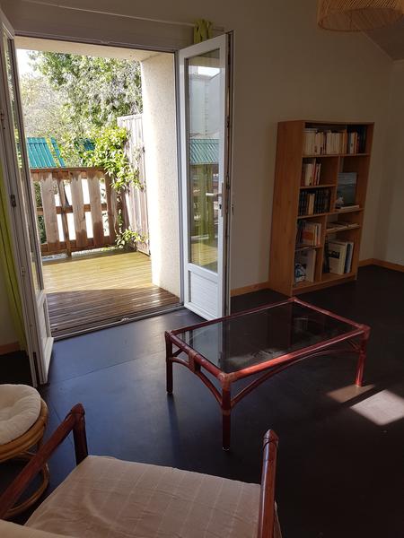 Espace salon de la mezzanine et porte fenêtre ouvrant sur un balcon