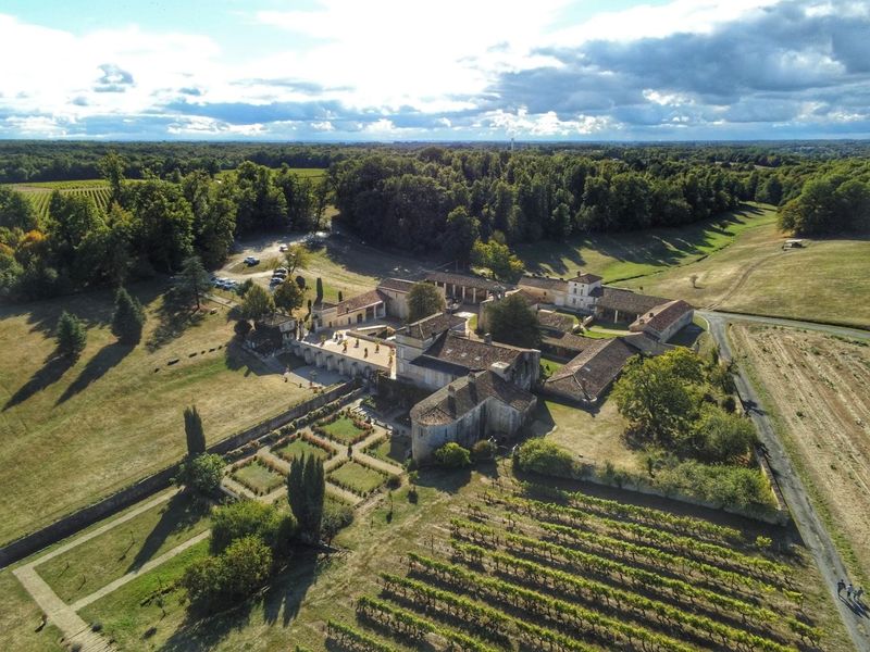 Vu aérienne sur l'Abbaye de Fontdouce à deux pas du parc - A visiter absolument