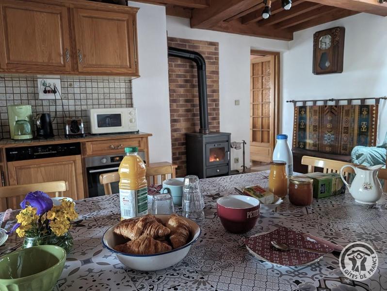 Gîte de la Collonge à Affoux, en Haut Beaujolais, dans le Rhône : table dressée et poêle à bois.