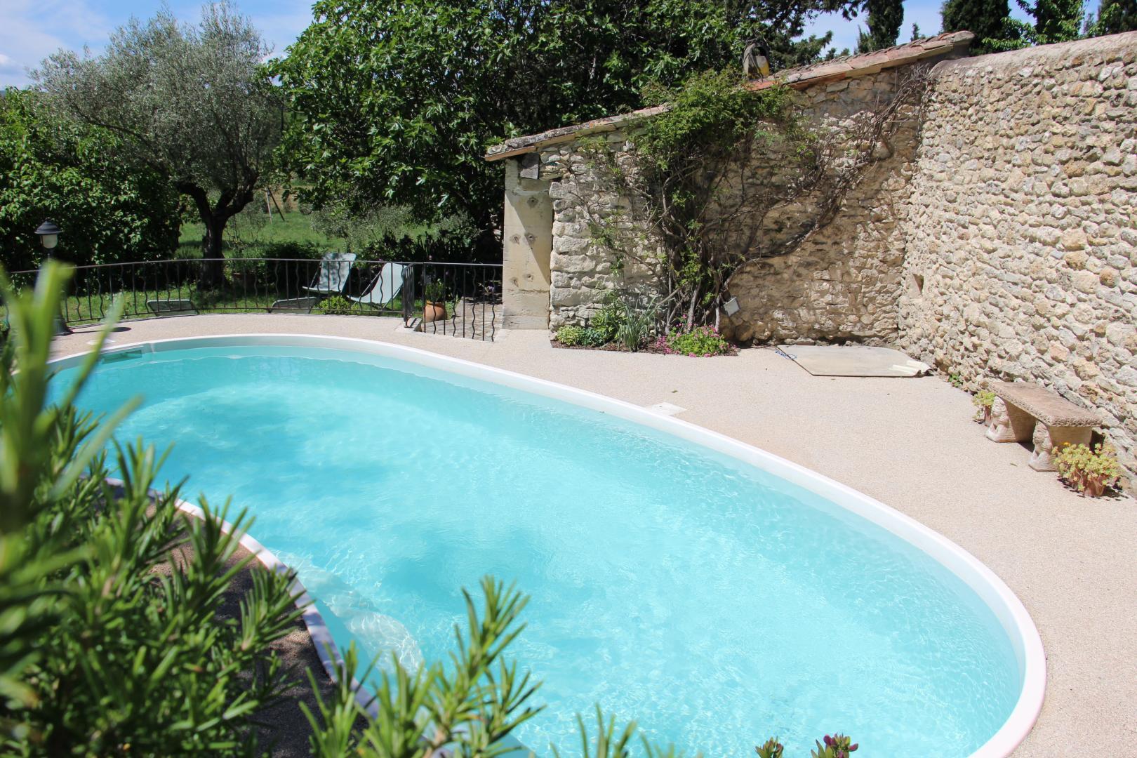 Piscine sécurisée partagée, haricot 8x3 m