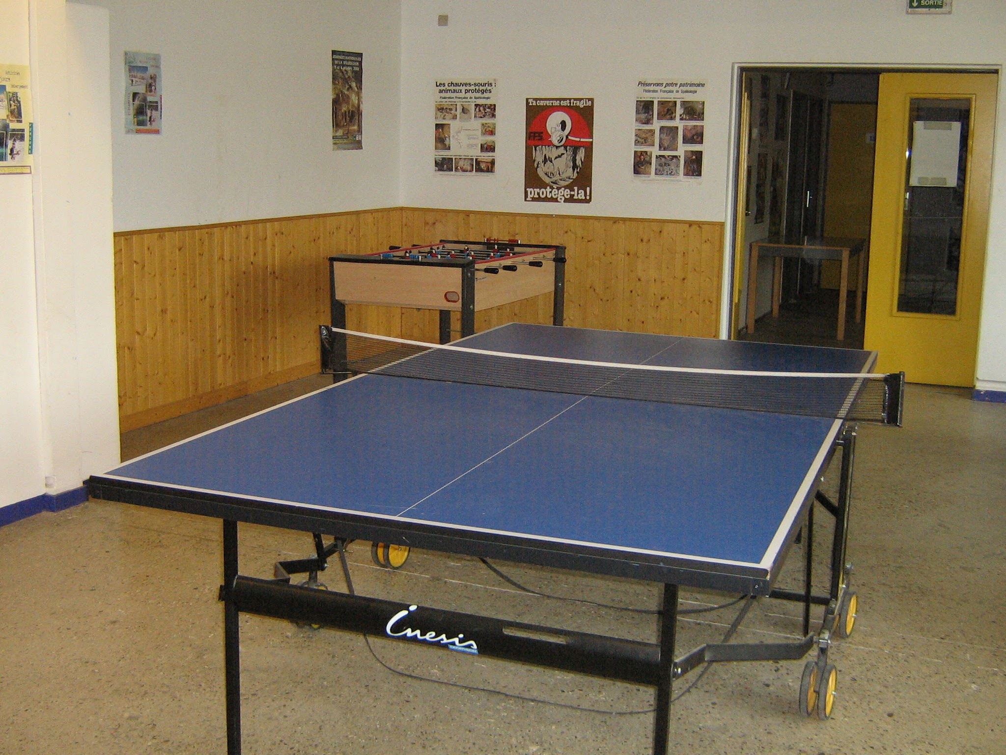 La salle de jeux avec table de ping-pong de la Maison de l'aventure