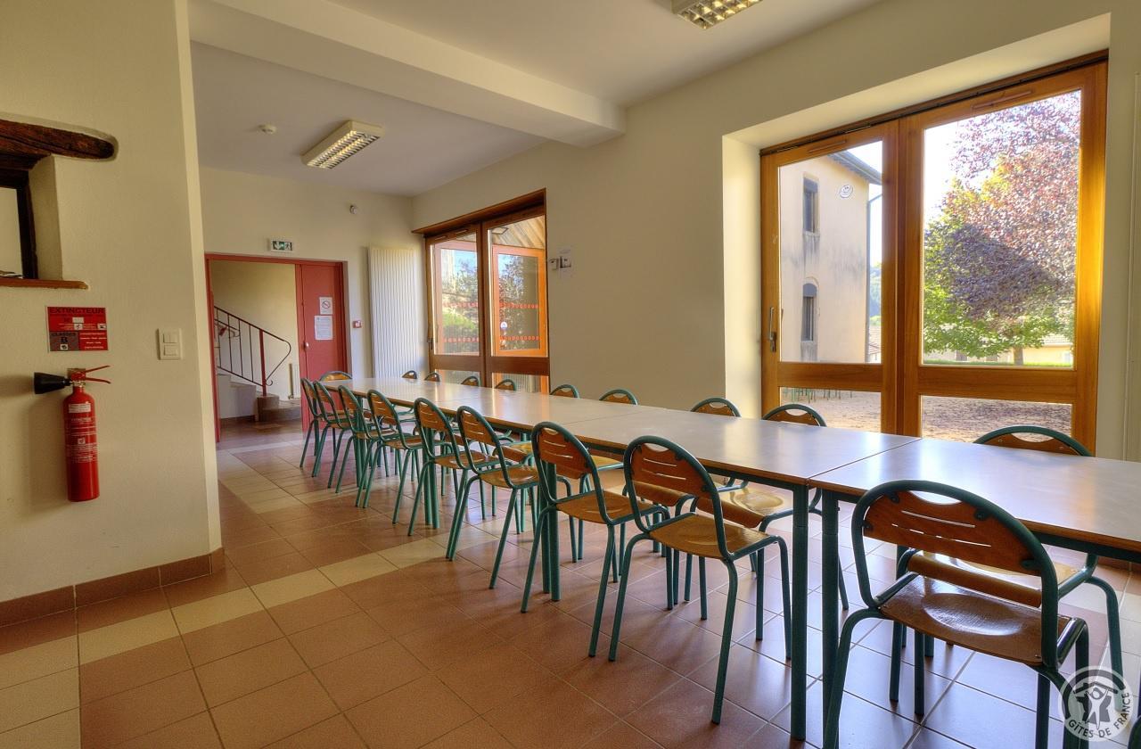 Grand gîte - 31 personnes à Saint Igny de Vers dans le Haut Beaujolais - Rhône : la salle à manger du grand gîte - rez-de-chaussée.