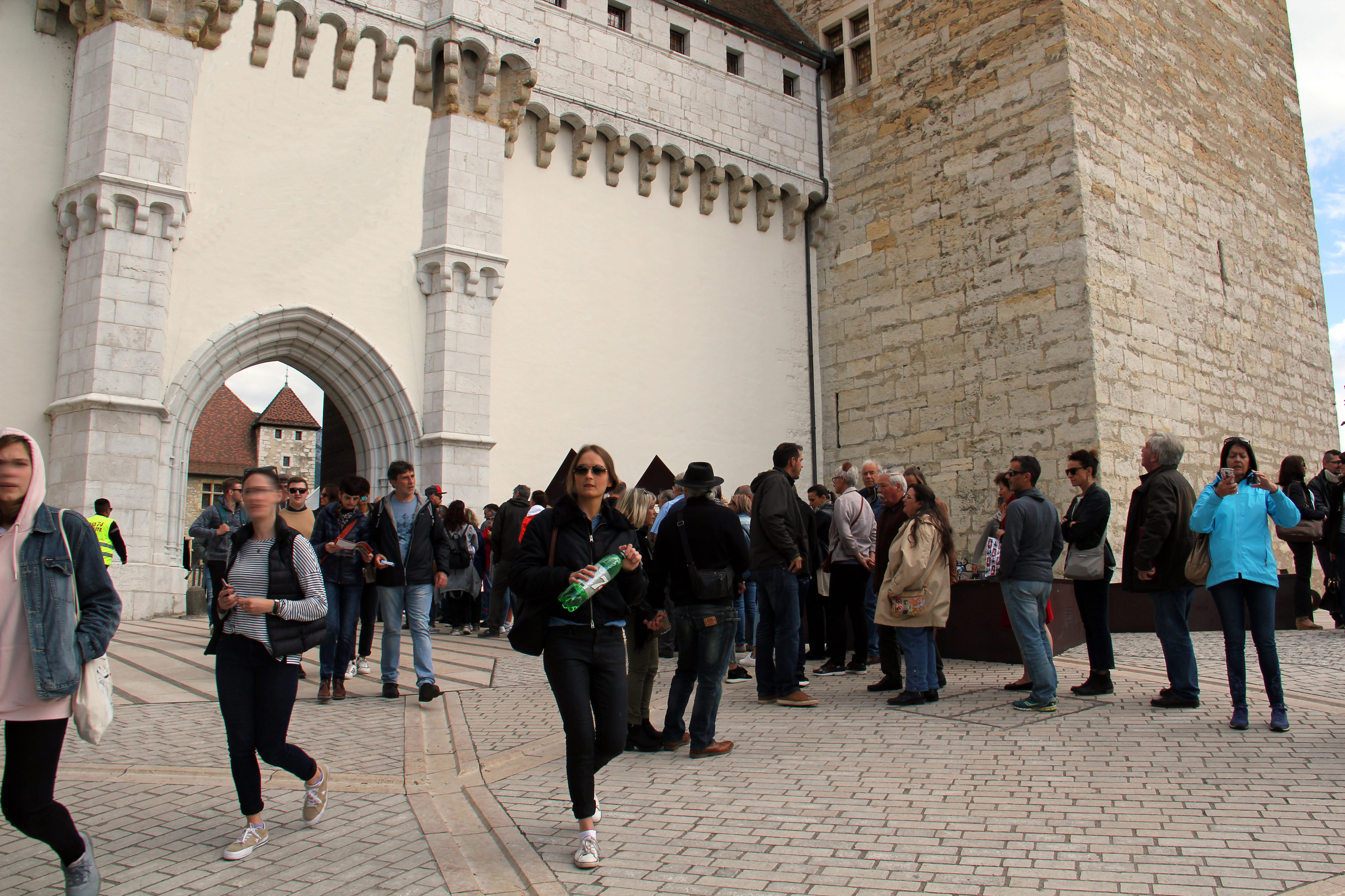 Photo de la file de visiteurs devant le château d'Annecy