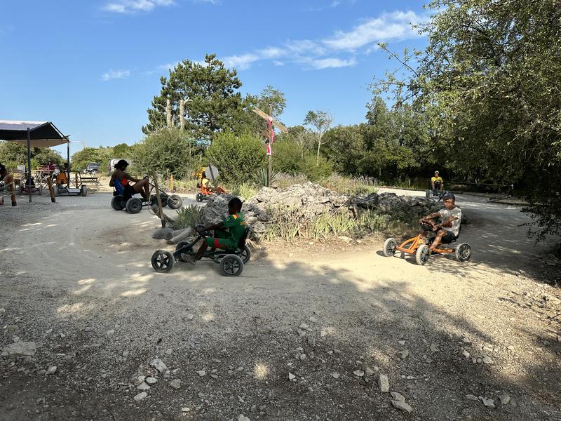 Grotte forestière course de kartings