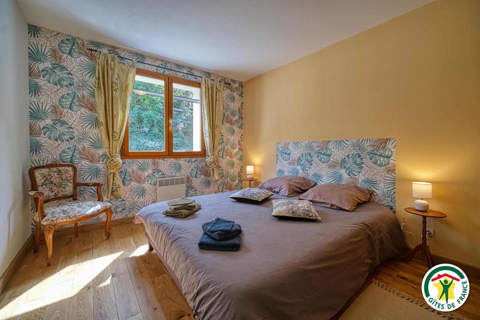 Chambre 1 : lit en 160x90 et fauteuil