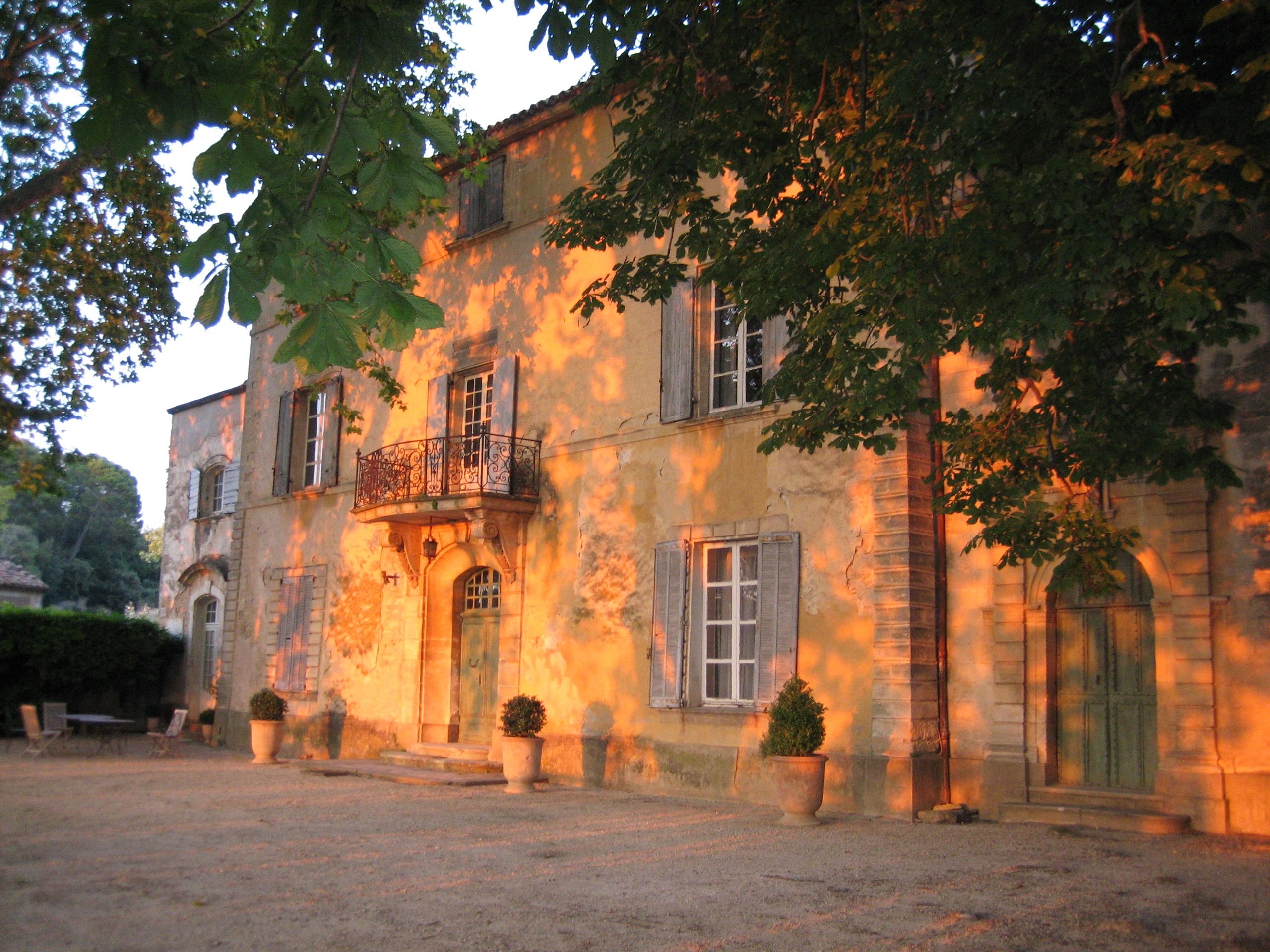 Blick auf Château la Canorgue, umgeben von Weinbergen in Bonnieux, im Luberon