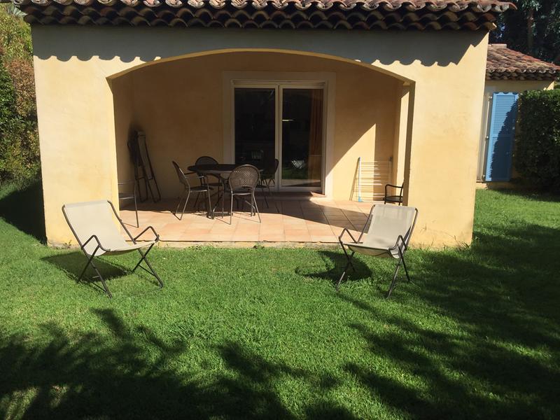 Jardin privé, clôturé et sans vis-à-vis avec terrasse couverte