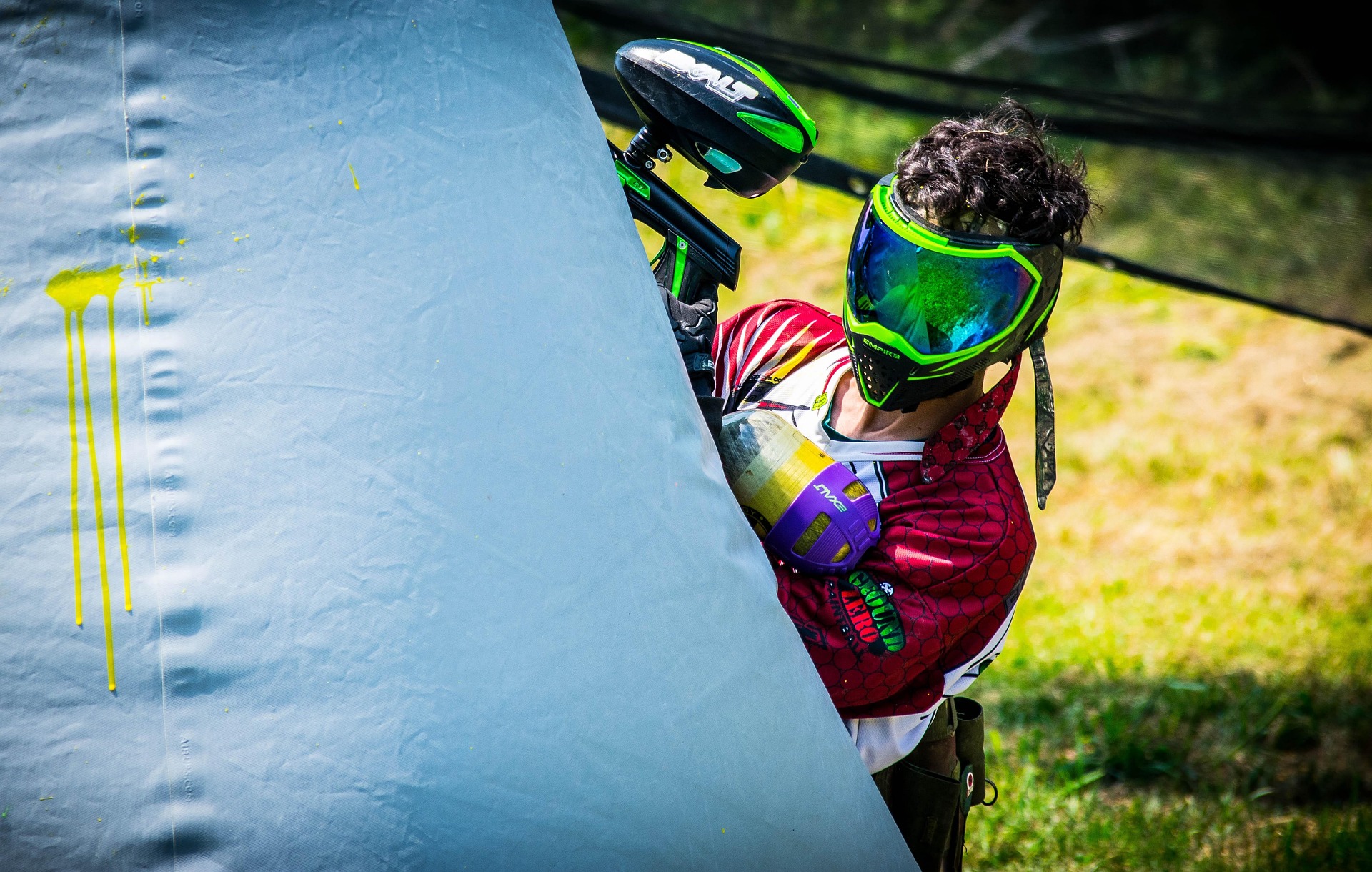 Homme pratiquant du paintball