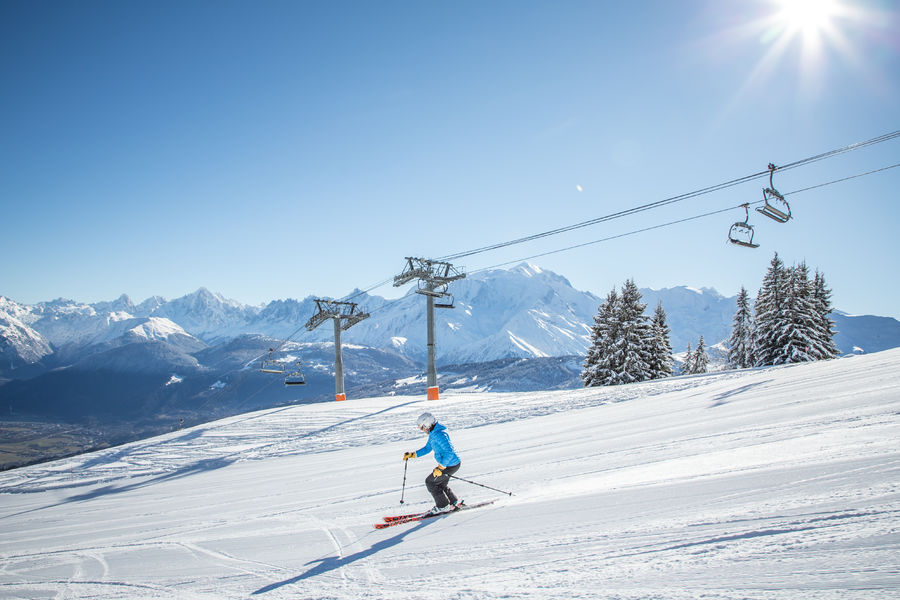 Ski sur la piste des Mélèzes à Combloux
