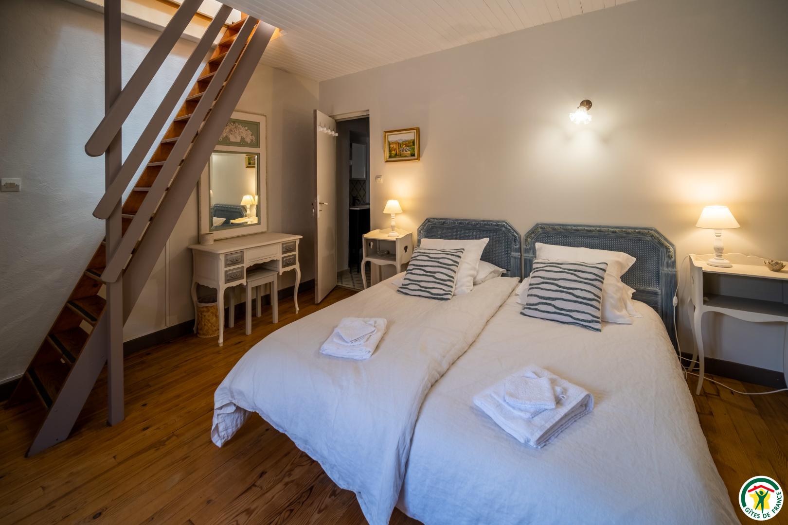 La chambre du rez-de-chaussée : (1x180 ou 2x90).