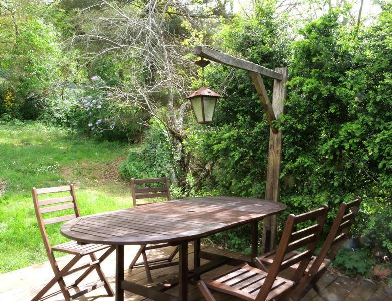 Table d'extérieur au niveau du coin barbecue