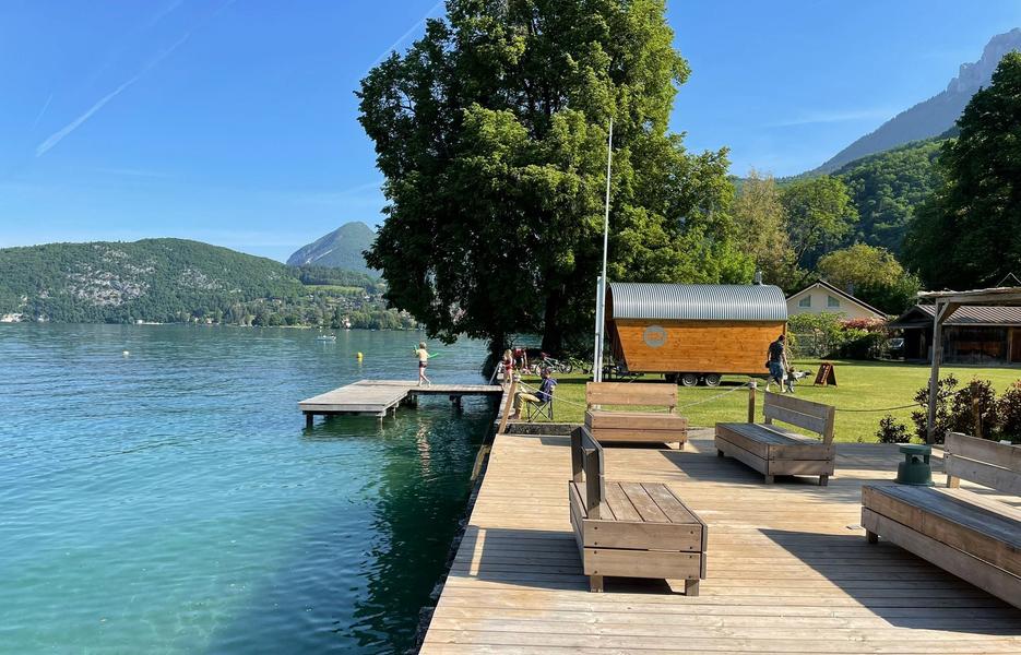 La roulotte du masseur au bord du lac