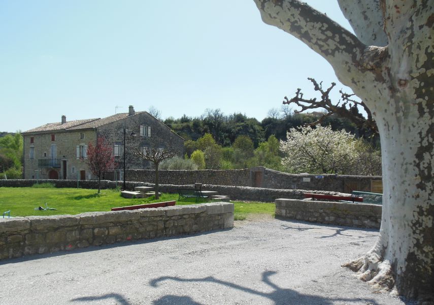 Aire de pique-nique du village de St Maurice d'Ibie