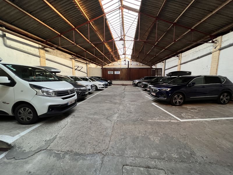 Grand garage fermé et sécurisé