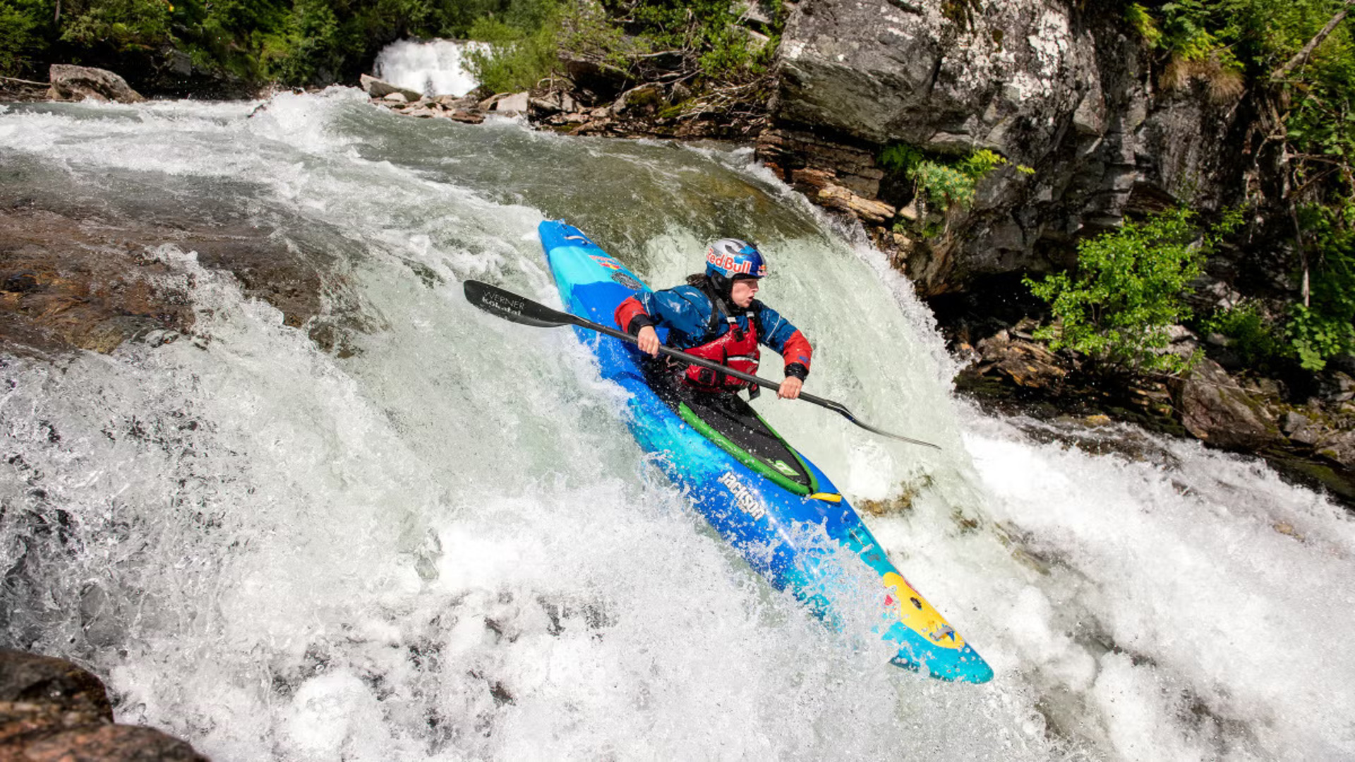 kayakiste dans une rivière
