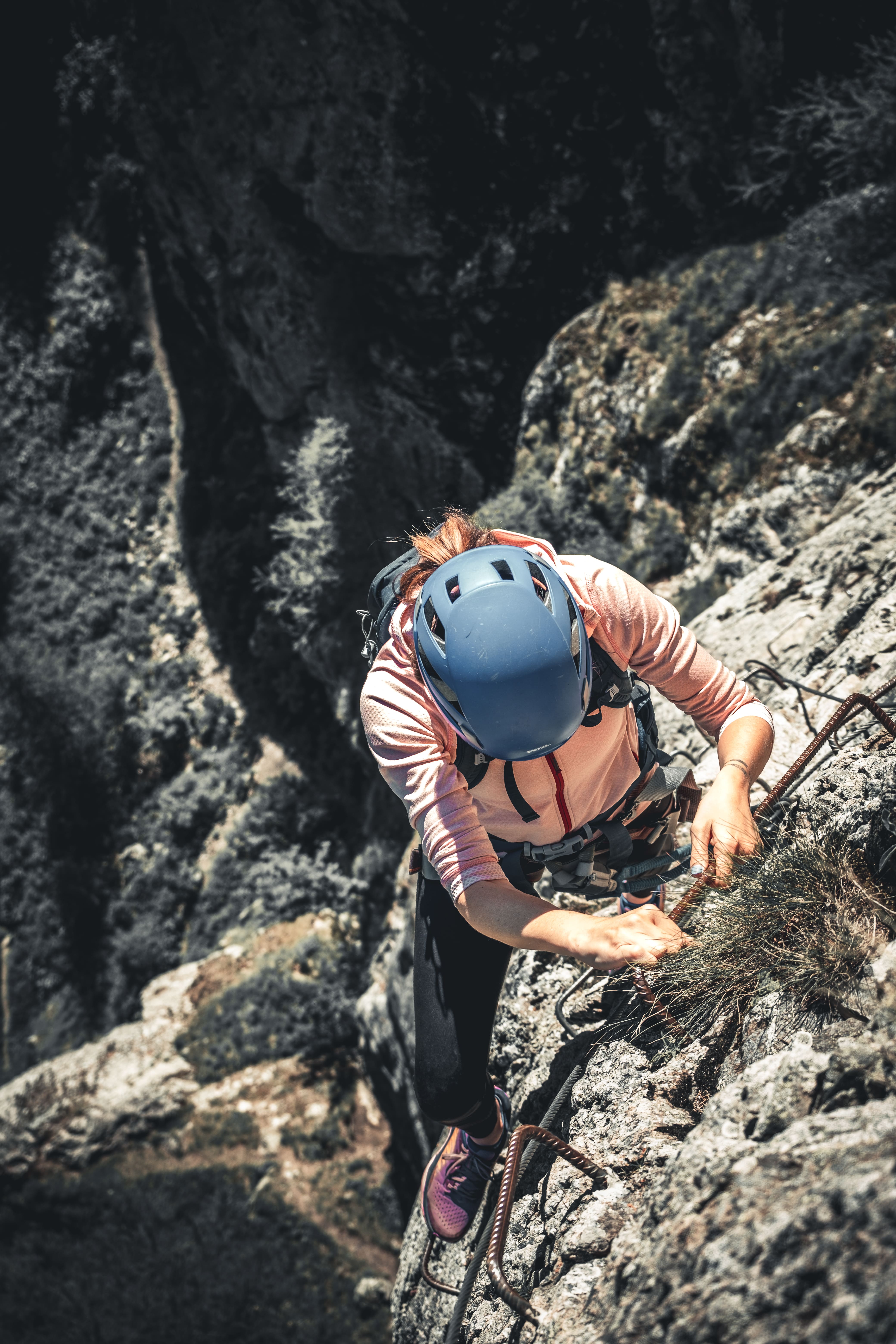 Suivez le guide  les 5 bases pour débuter en via ferrata – Alpine Mag