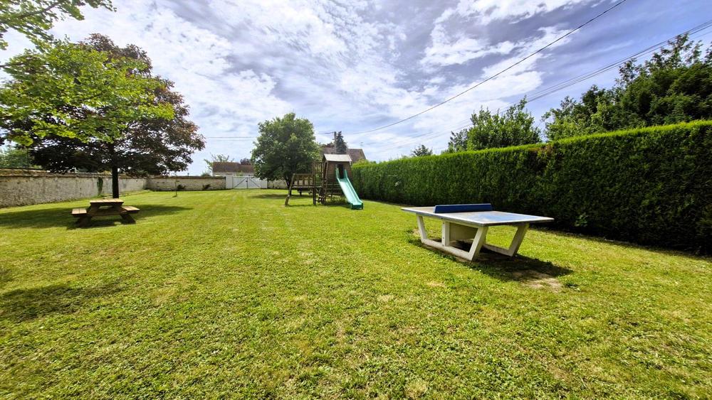 Jardin communal avec jeux enfants et ping-pong