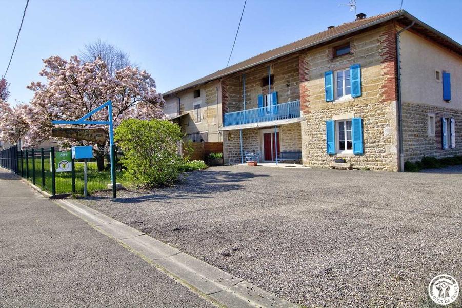 La cour avec parking La cour avec parking