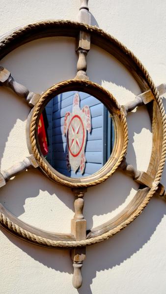 Un miroir reflétant le logo tortue du restaurant.
