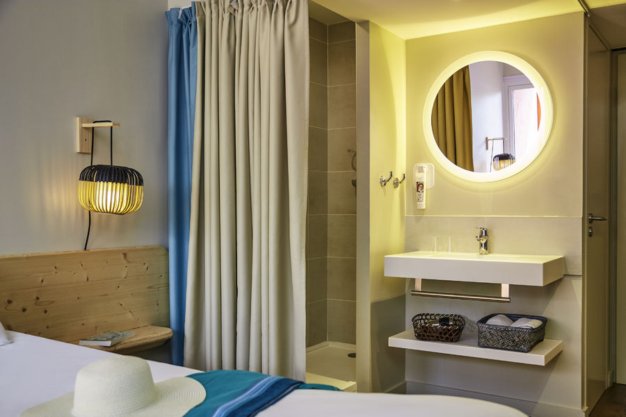 Chambre avec espace salle de douche