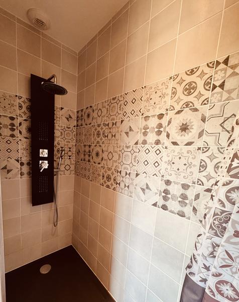 La douche du meublé Écrin de bien-être - Balnéo proche ViaRhona à Saint-Victor-de-Morestel La douche du meublé Écrin de bien-être - Balnéo proche ViaRhona à Saint-Victor-de-Morestel