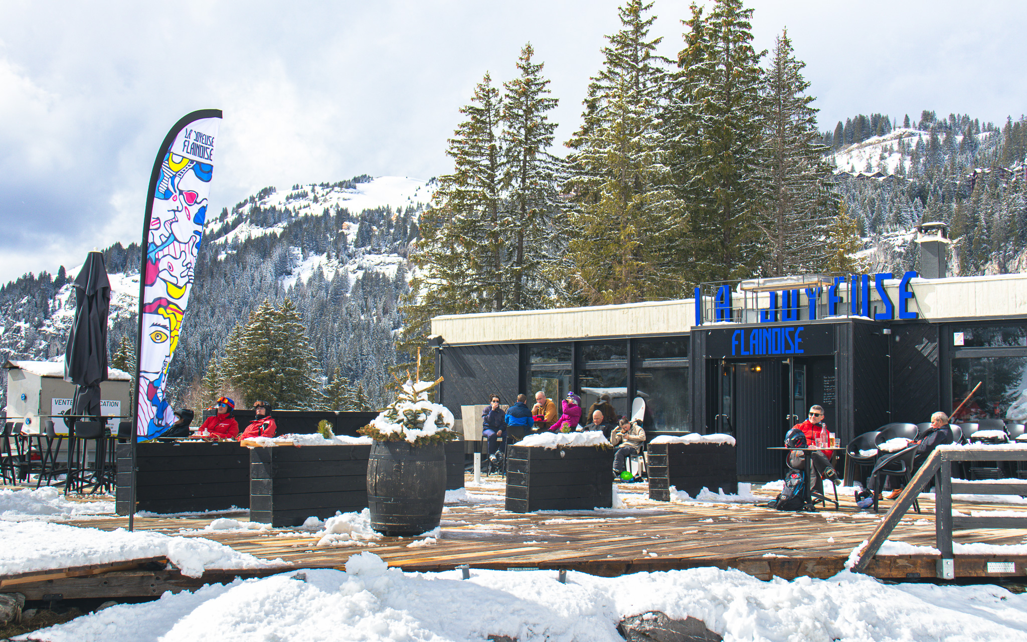 Front view of the terrace and the front of the restaurant