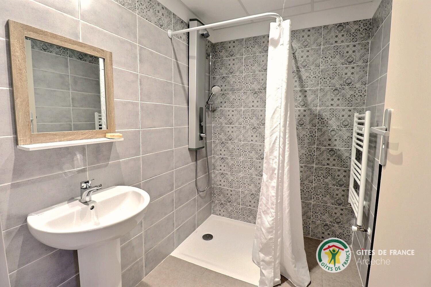 Nouveau bâtiment chambre 102 salle d'eau privative avec wc indépendant