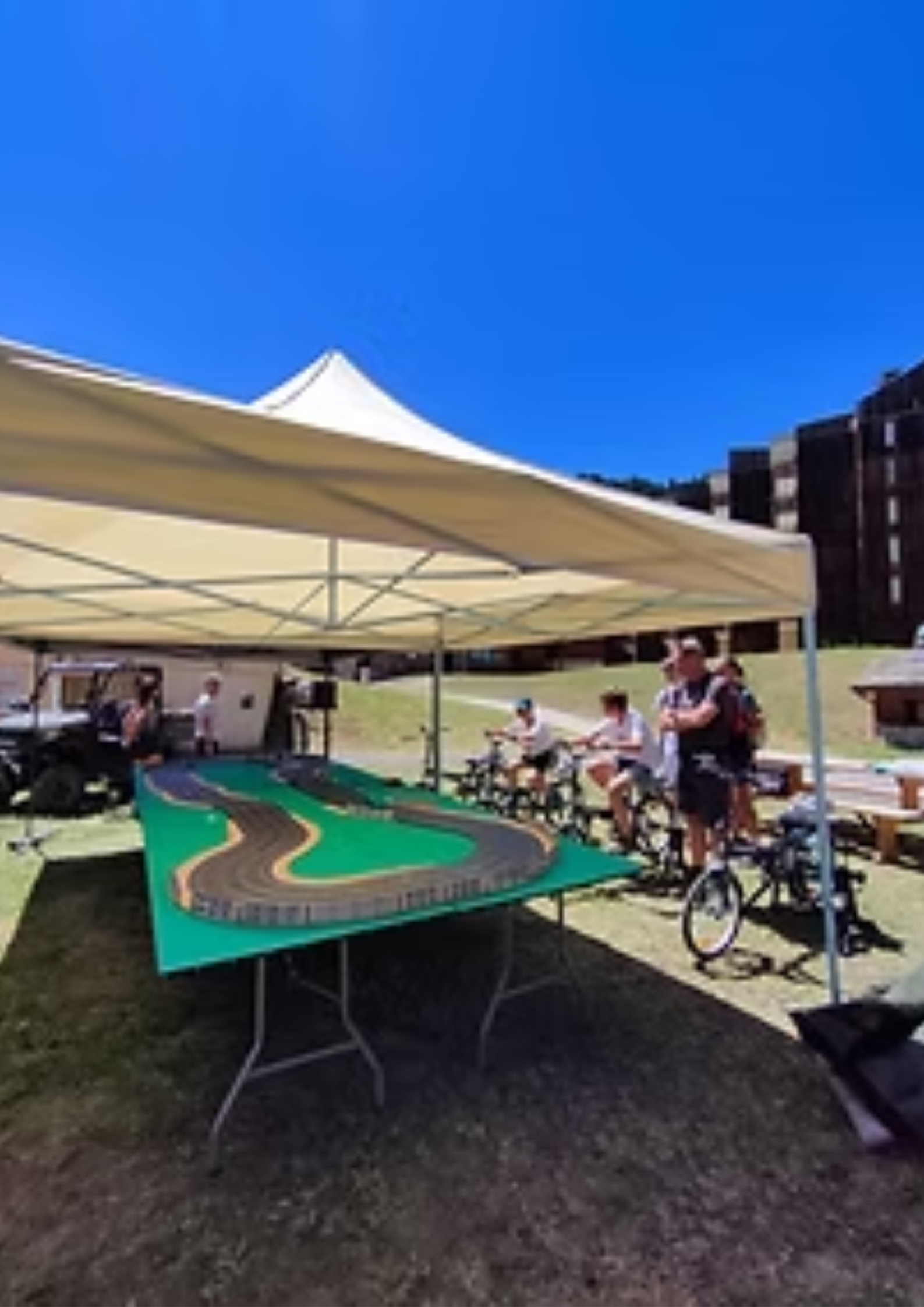 Mensen die trappen om hun kleine auto op het circuit voort te bewegen