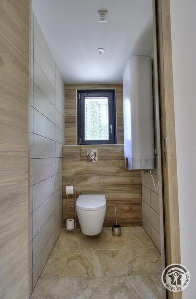 Gîte du Moulin à Thizy les Bourgs en Haut Beaujolais et à 10 km du Lac des Sapins : toilettes au rez-de-chaussée.