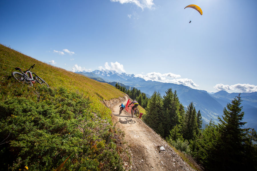 piste-dh-bleue-fend-la-bise-aux-saisies