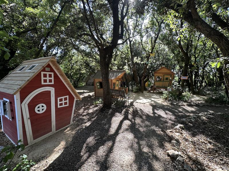 Grotte forestière Cabanes biscornues