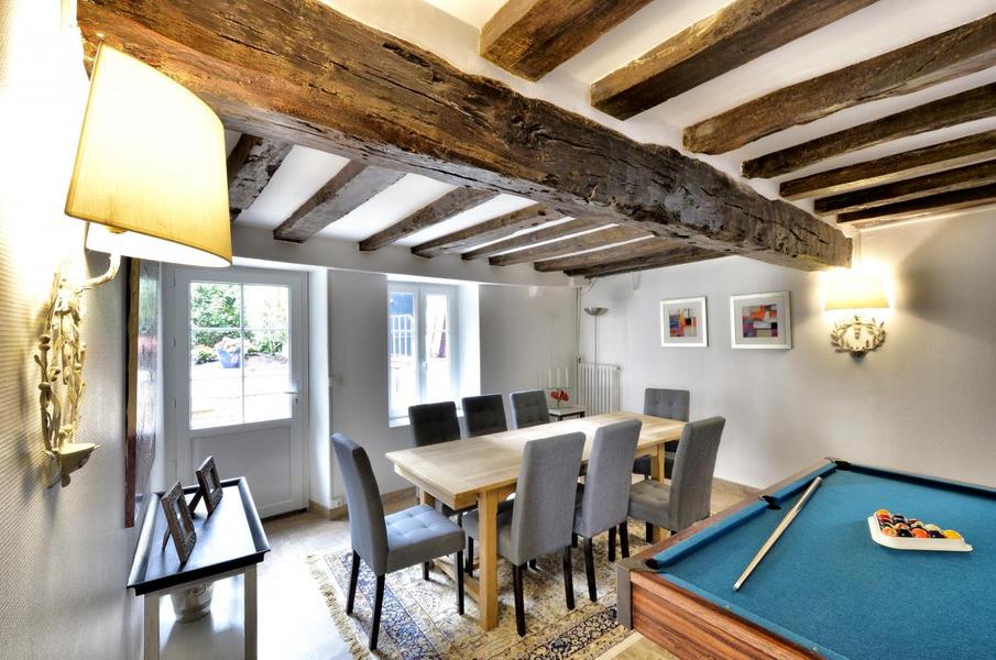 Salle à manger et billiard.  Dinning room and billiard. 