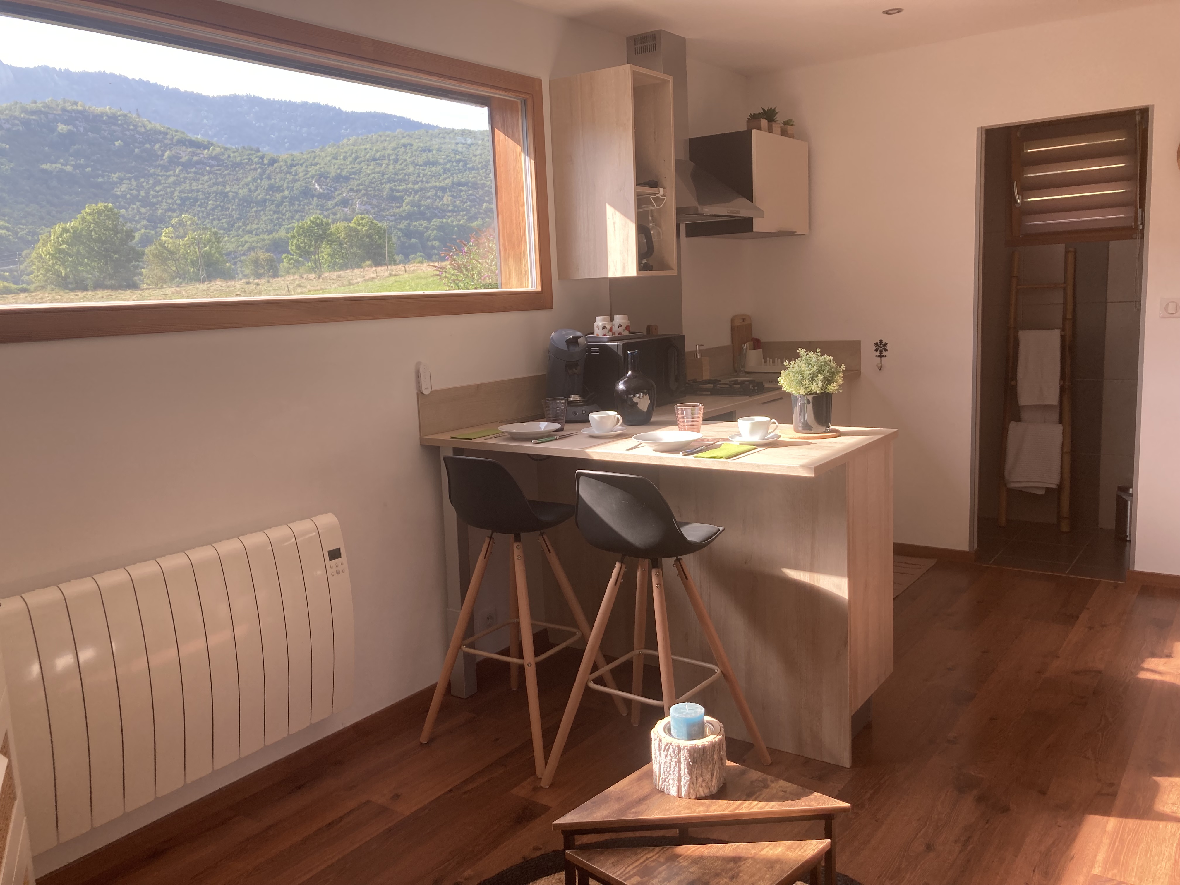 Coin cuisine du studio Camillou à La Chapelle en Vercors avec belle vue sur la montagne
