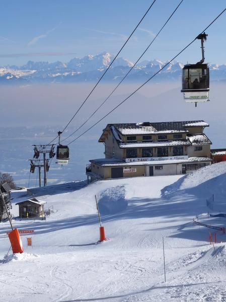 Le restaurant le Yéti et sa vue sur la chaîne des Alpes